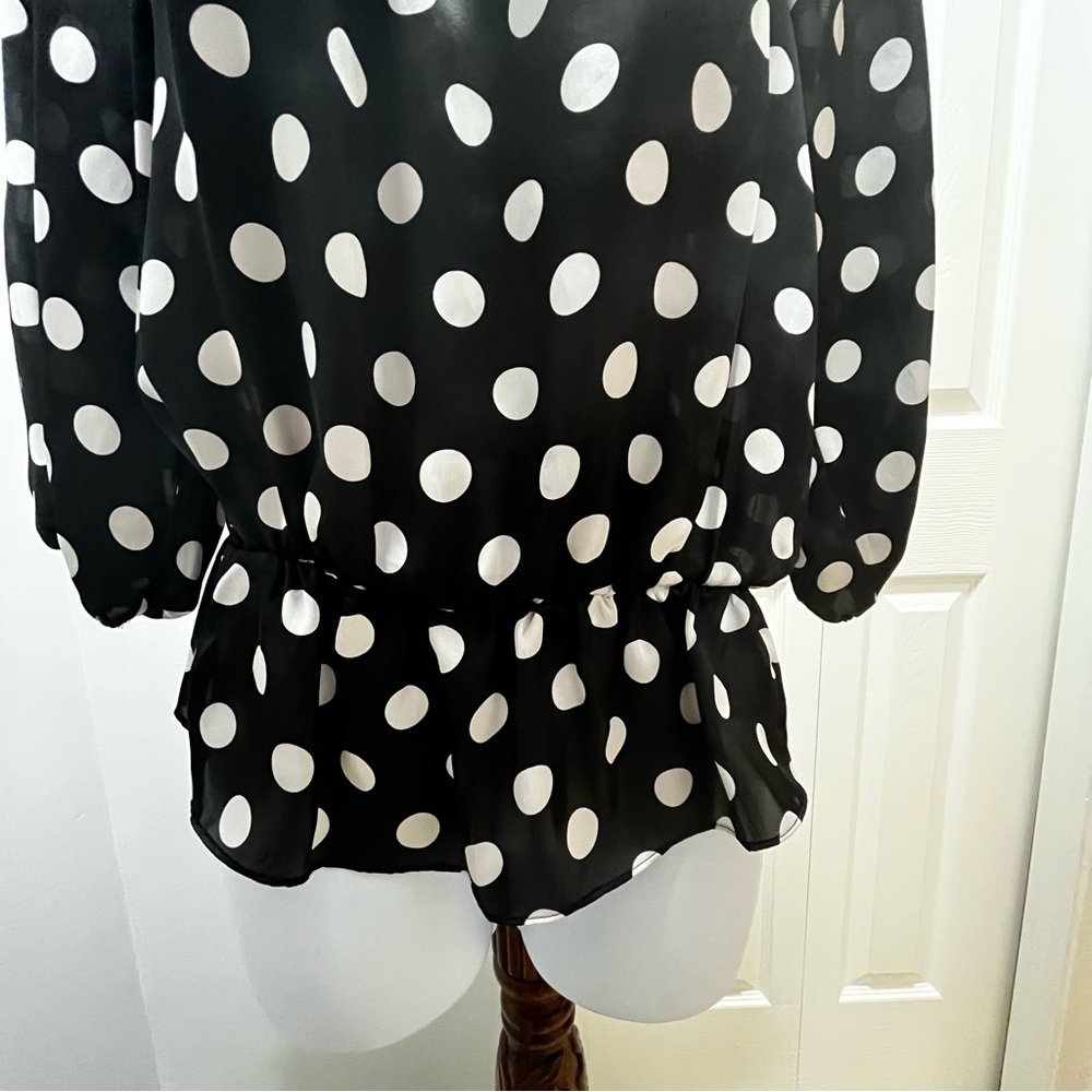 SOLD!🔥Vince Camuto Blouse; Size:XS; Color: Black and White Polka Dot. - Picture 3 of 7